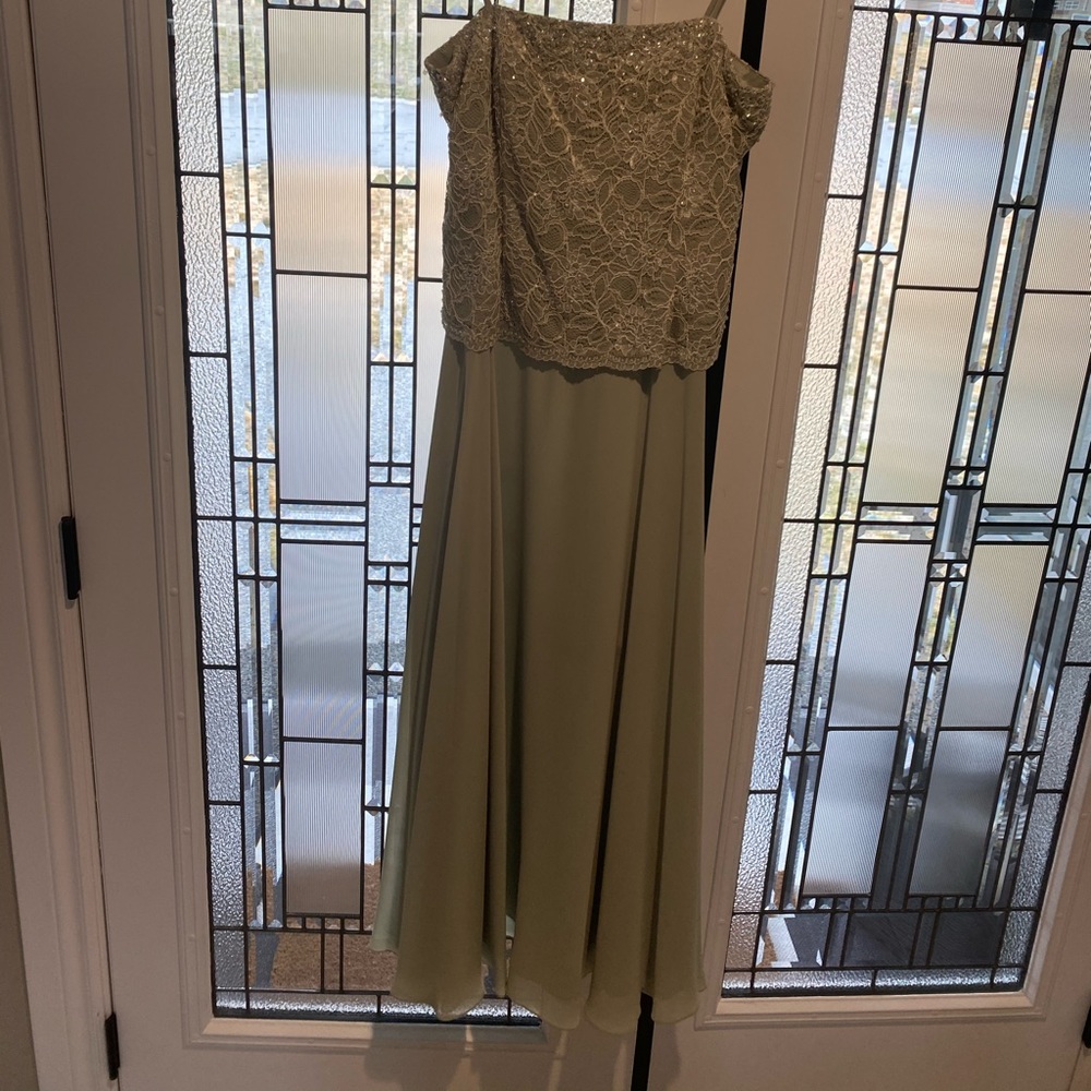 David’s Bridal: Mother of the Bride dress: Size 12 - Picture 2 of 9
